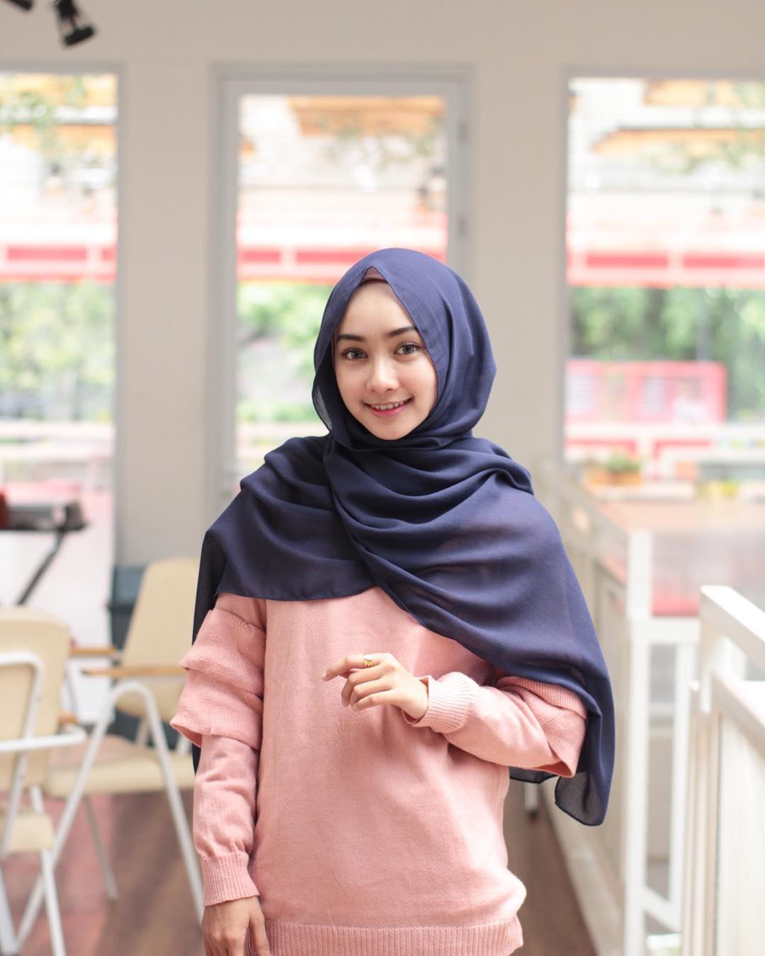 8 Gaya Hijab Pashmina Tanpa Jarum Pentul Tapi Tetap Terlihat Rapi