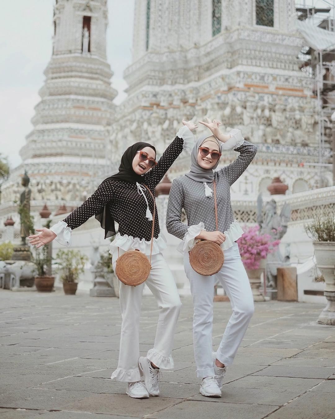 Style Hijab Traveling Simple